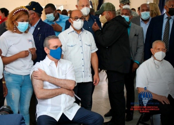 Presidente de la CPADB se vacuna junto al primer mandatario de la República