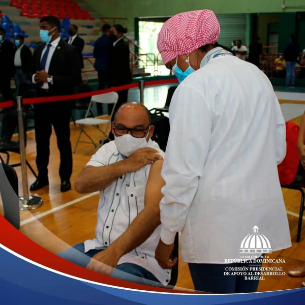Presidente de la CPADB se vacuna junto al primer mandatario de la República