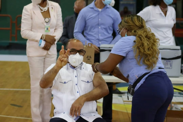 Presidente de la CPADB recibe su tercera vacuna junto al primer mandatario de la nación