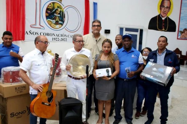 CPADB entrega instrumentos musicales a parroquia