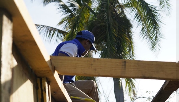 La CPADB inicia reconstrucciones de techos afectados por Huracán Fiona.