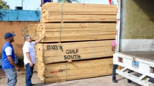 Presidente de la CPADB entrega materiales de construcci&oacute;n en municipio de La Victoria