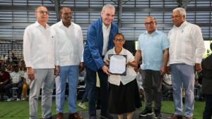 Presidente Abinader  entrega t&iacute;tulos