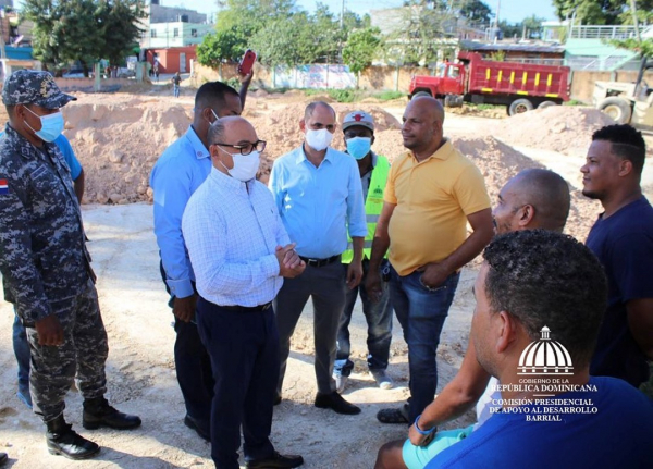 Presidente de la CPADB supervisa trabajos de construcción Multiuso en Sabana Perdida