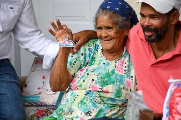 Tres familias reciben sus casas totalmente amuebladas en Samaná