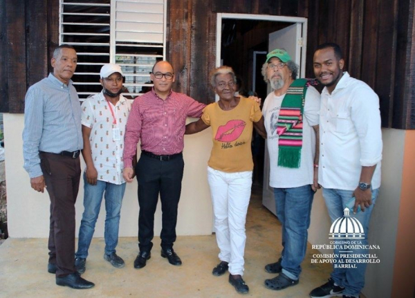 Presidente de la CPADB entregó dos viviendas en Santo Domingo Oeste