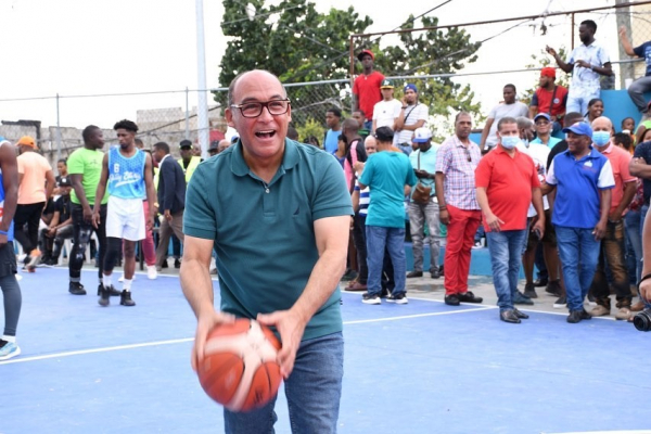 Rolfi Rojas asistió a inicio torneo  de baloncesto en Guaricano