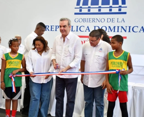 Presidente Abinader inauguró club Villa Duarte