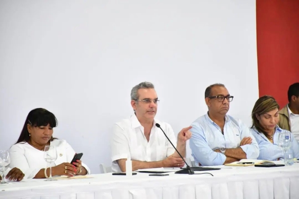 Presidente Abinader se reunió con comunitarios en Jimaní