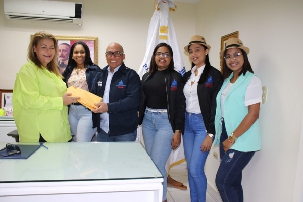 Presidente de la CPADB entrega ayuda a gobernadora San José de Ocoa