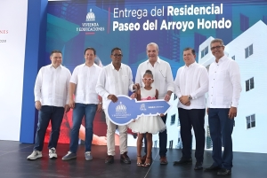 Presidente Abinader entrega apartamento en residencial Paseo de Arroyo
