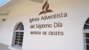 Presidente de la CPADB entrega 350 sillas a Iglesias Adventistas de SDE